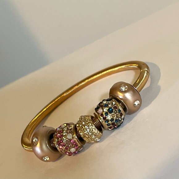 Elegant Gold Bracelet with Five Dazzling Beads - Picture 2 of 3